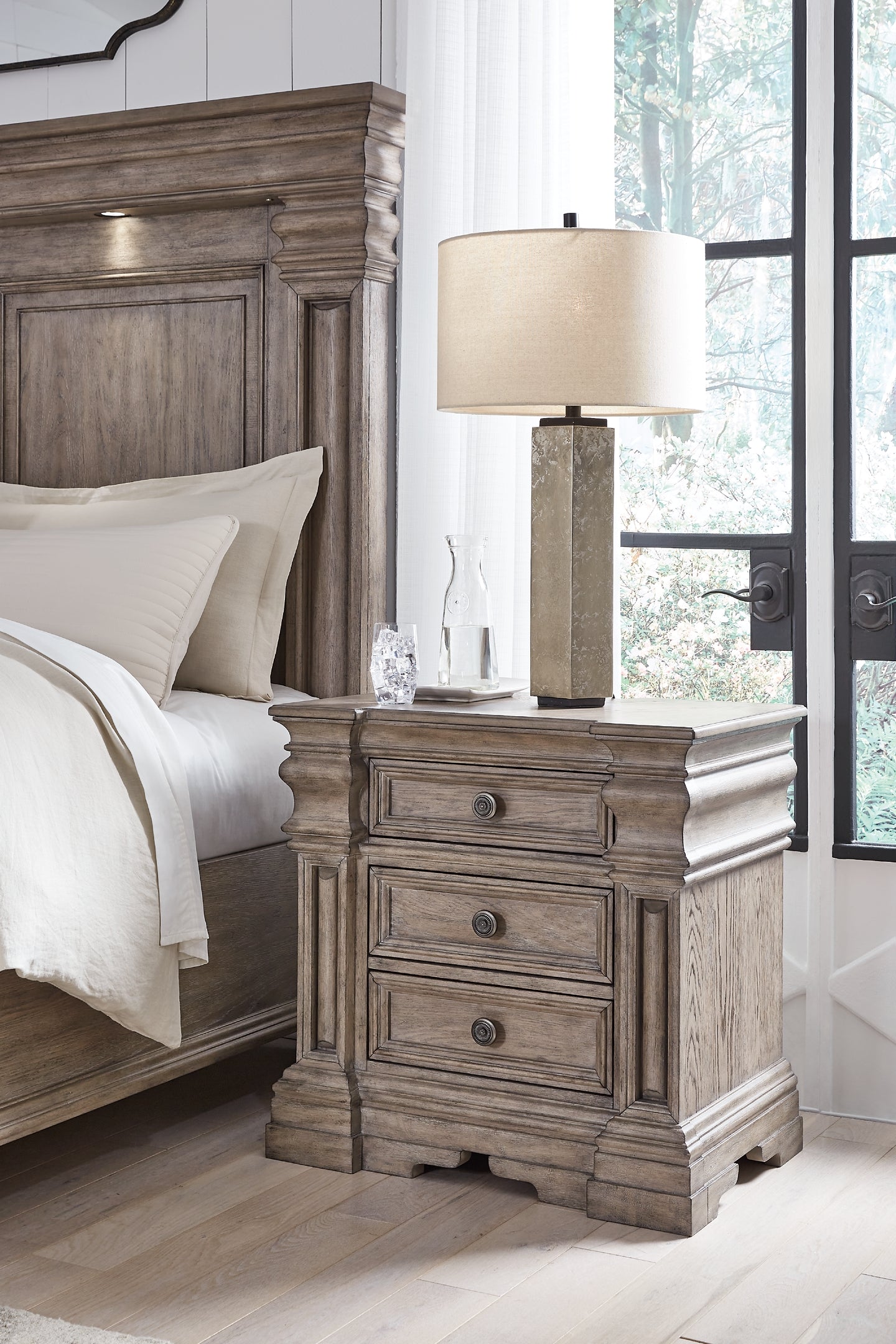 Blairhurst King Panel Bed with Mirrored Dresser, Chest and Nightstand