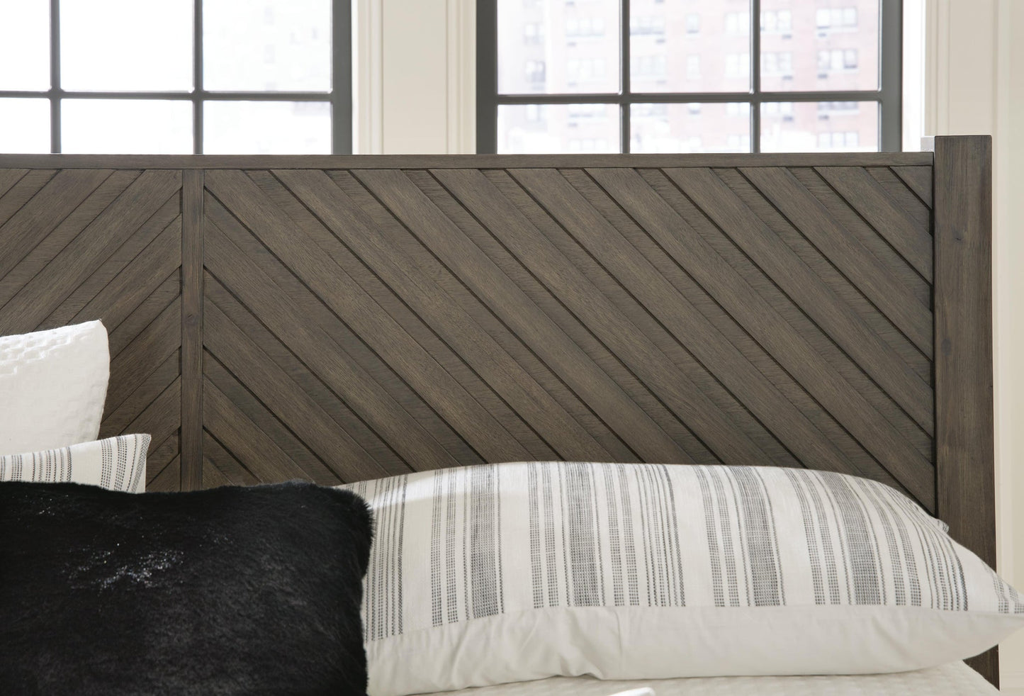 Arkenton King Panel Bed with Mirrored Dresser